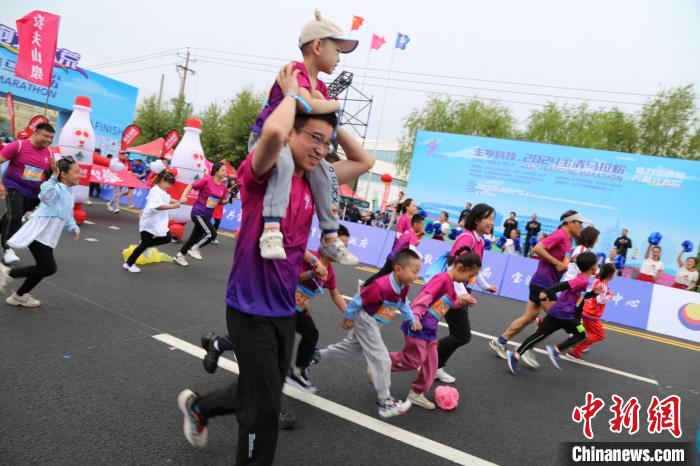 全球跑者齐聚宝清马拉松,北大荒原野与城市活