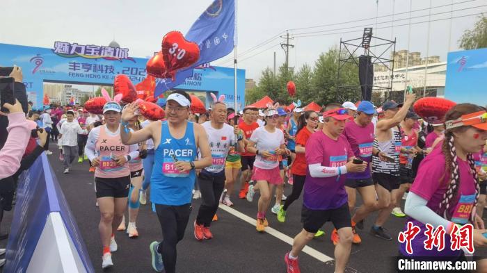 全球跑者齐聚宝清马拉松,北大荒原野与城市活