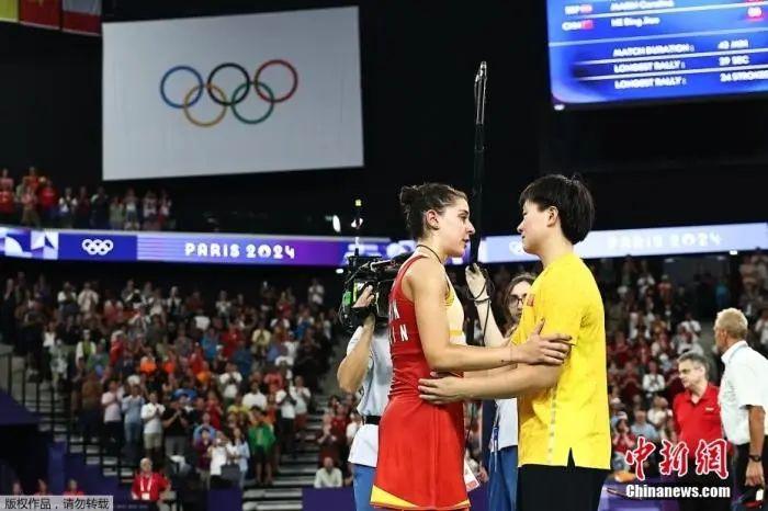 拥抱中的力量：定格巴黎奥运会最温情的瞬间