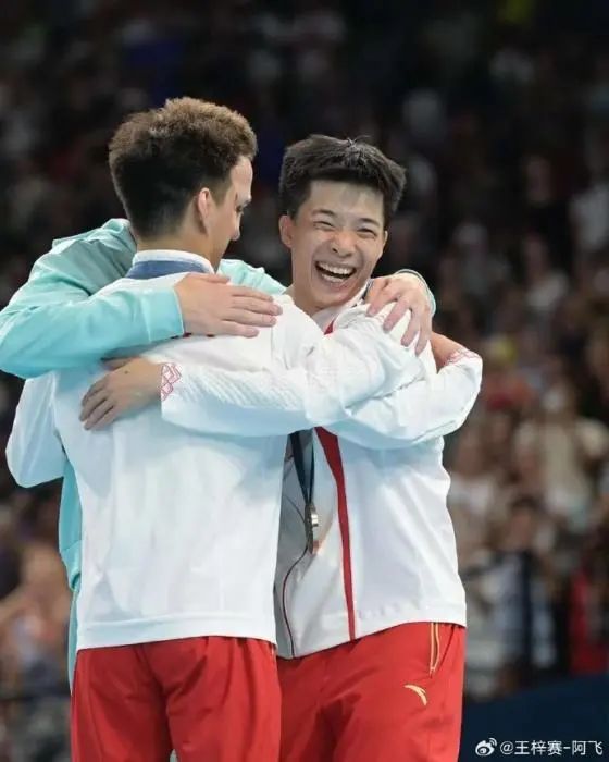 拥抱中的力量：定格巴黎奥运会最温情的瞬间