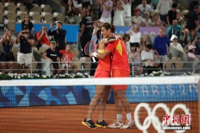 拥抱中的力量：定格巴黎奥运会最温情的瞬间