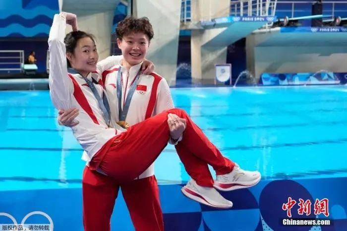 拥抱中的力量：定格巴黎奥运会最温情的瞬间