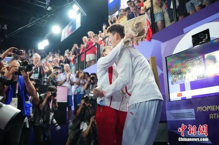 拥抱中的力量：定格巴黎奥运会最温情的瞬间