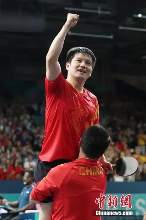 拥抱中的力量：定格巴黎奥运会最温情的瞬间