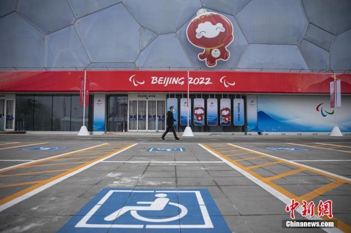 火炬穿城传递的追梦足迹,映射出坚韧与希望,