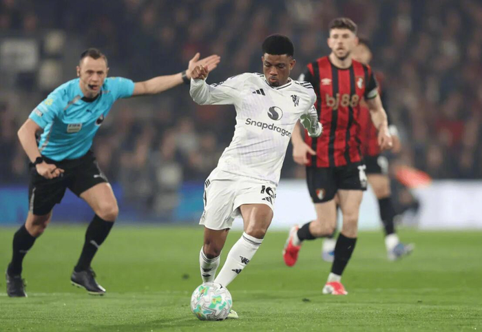 曼联伯恩茅斯点球争议引热议 裁判判罚成焦点